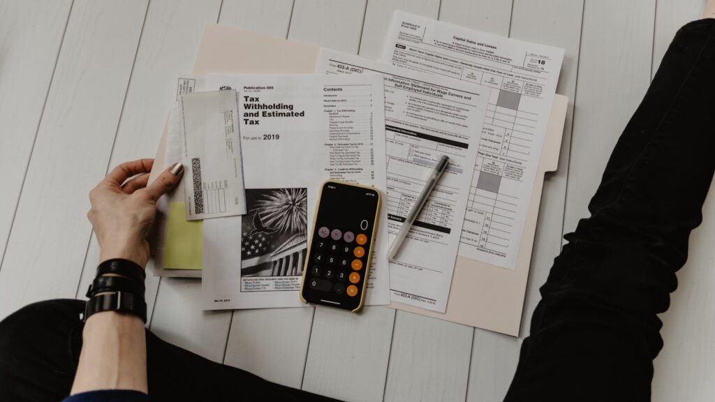 Calculadora e documentos financeiros representando gestao de inadimplencia em condominios