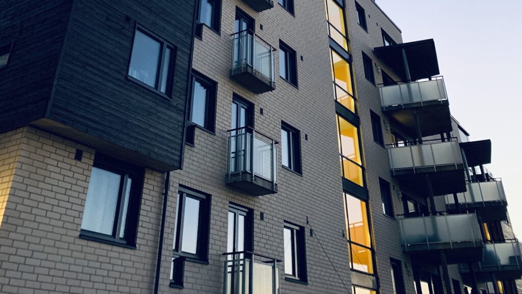 Fachada de predio residencial moderno representando condominios administrados em Sao Paulo