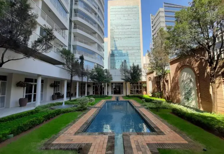 Jardim interno do condomínio Ciragan, nos Jardins