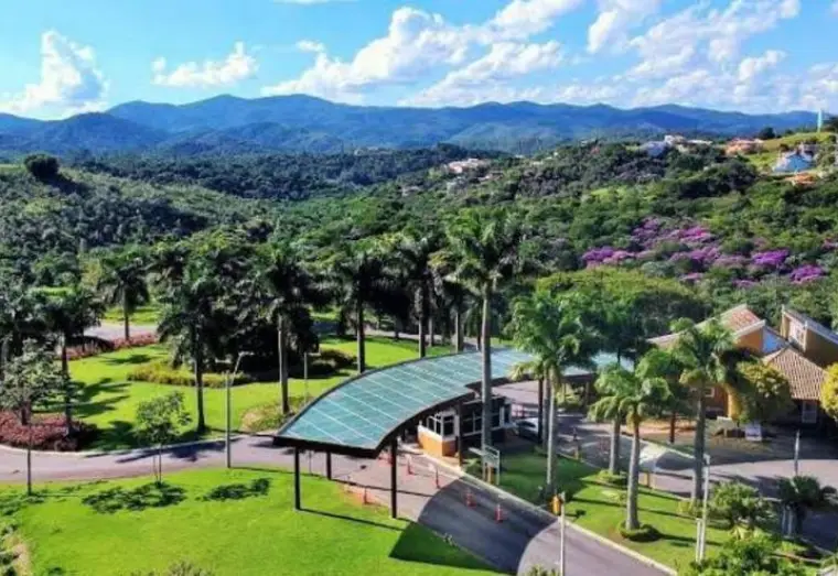 Portaria e área verde da Reserva Ibirapitanga, em Arujá