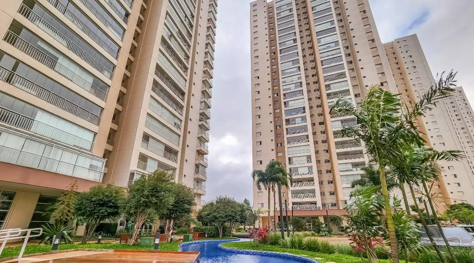Torres residenciais e arborização em um bairro de São Paulo